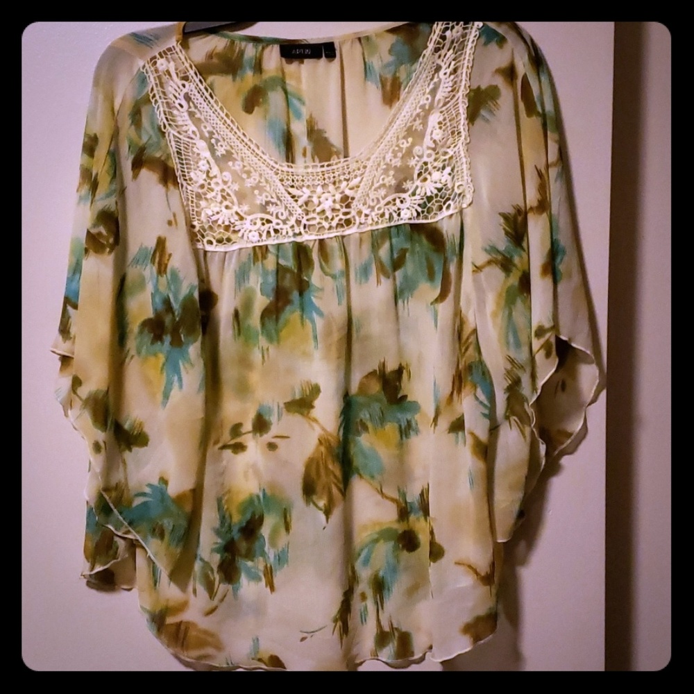 Ladies size L flowy sleeved top.